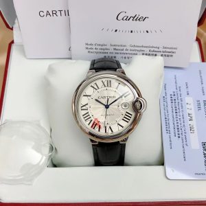 Brand: Cartier Movement: 2824 Caliber with fish-eye transparent case back and blued hands One watch, one card 💡 Authentic 1:1 replica, 42mm, domed curved case, sapphire crystal, guilloché dial, sword-shaped hands. Within Cartier's watchmaking universe, the Ballon Bleu is celebrated for its refined style and elegant sophistication.